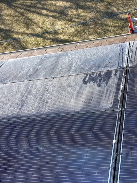 Before and after of a solar panel washing